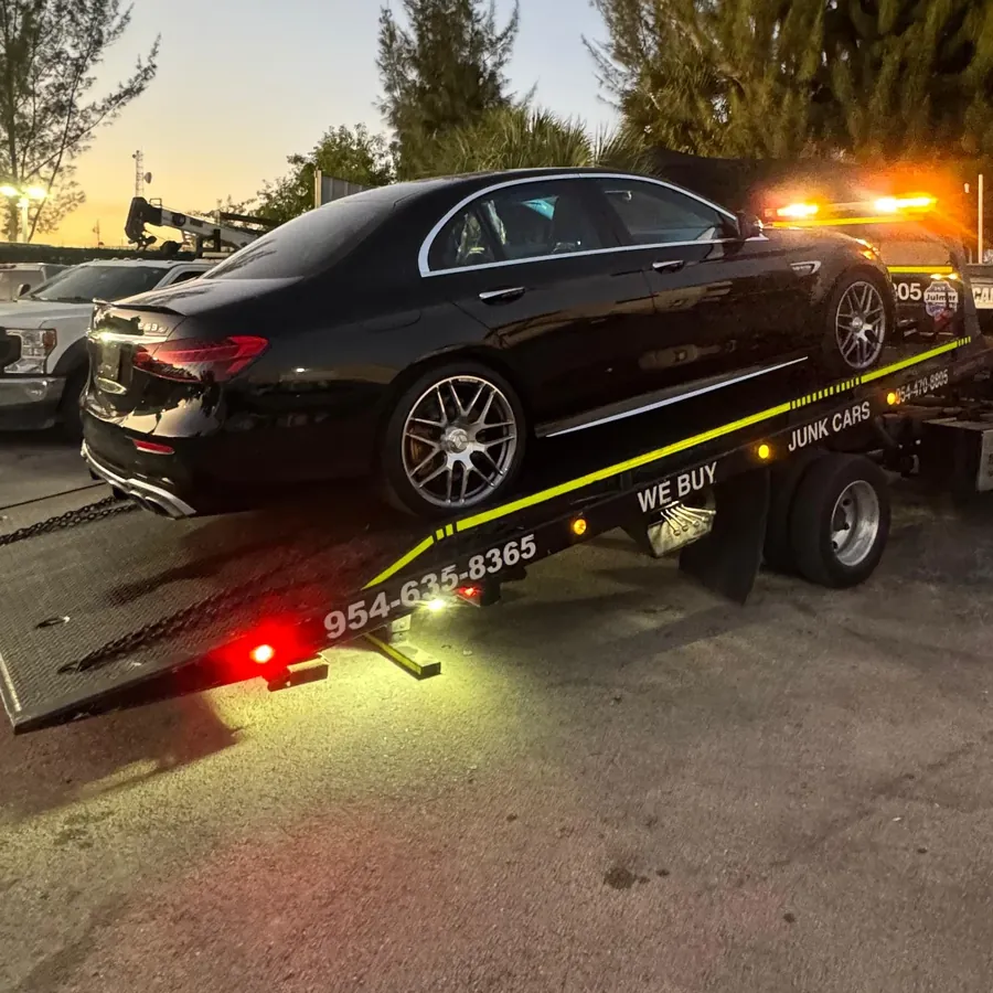 Mercedes-AMG E63 en la plataforma de Julmar al anochecer con las luces de emergencia encendidas