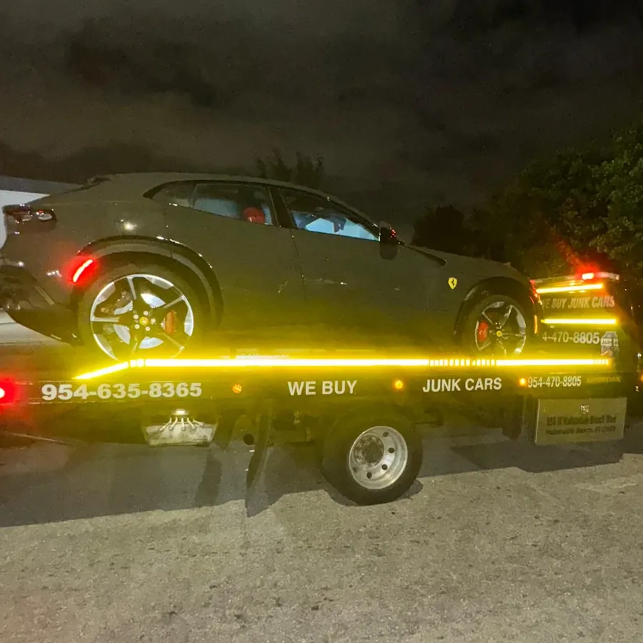Ferrari cargado en la plataforma de Julmar de noche