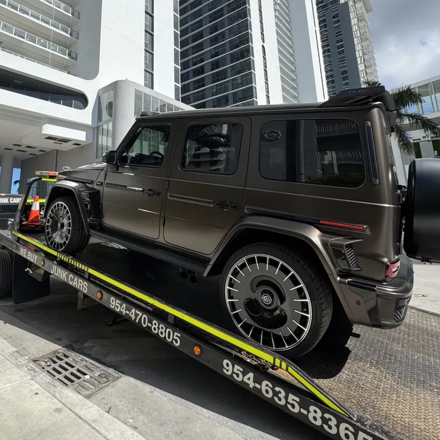 Mercedes Clase G de Brabus en la plataforma de Julmar afuera de una torre en Sunny Isles