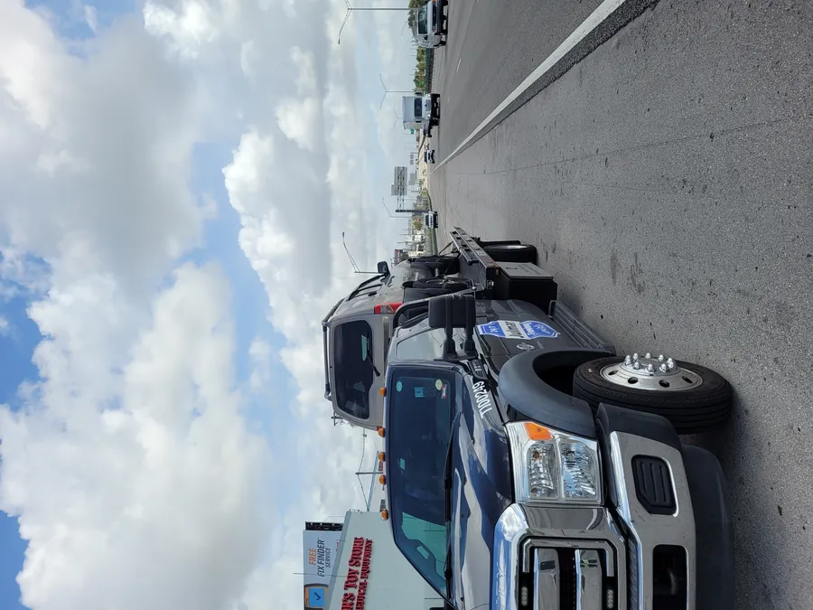 Entrega de gasolina de emergencia a un vehículo varado